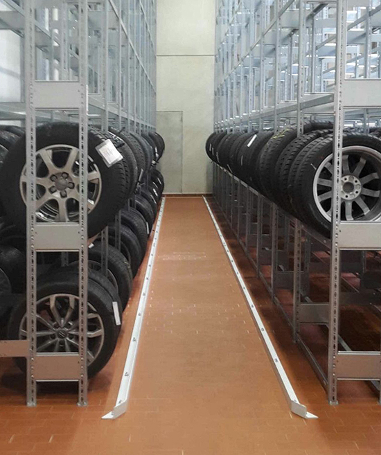 7-Ebenen Reifenregale mit Führungsschienen Reifenregal-Anlage beim Audi Zentrum Osnabrück