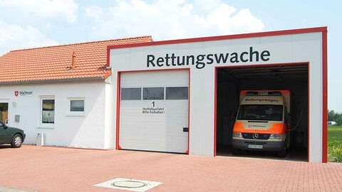 Fahrzeughalle günstig bauen dank Systembauweise mit fertigen Baupapiere , Statik und Fundamentplänen. Zu 100 % in Deutschland gefertigt. Rettungswachen aus Systemleichtbauhallen