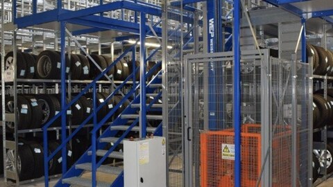 Reifenlagerhallen mit integriertem Etagenheber