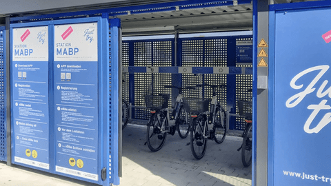 Fahrrakäfige von Hacobau zur Unterbringung von Fahrrädern