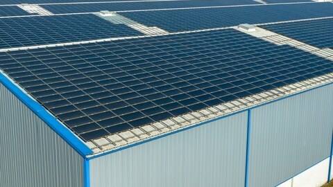 Hallenbau von Hacobau mit Photovoltaikanlage