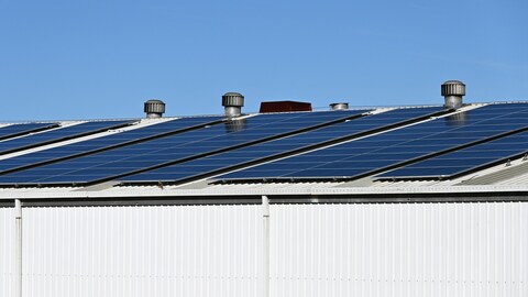 stahlhallenbau mit Solaranlage