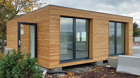 Bürocontainer von Hacobau in Holzoptik 