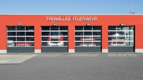 Fahrzeughallen für Feuerwehren günstig bauen in Systembauweise