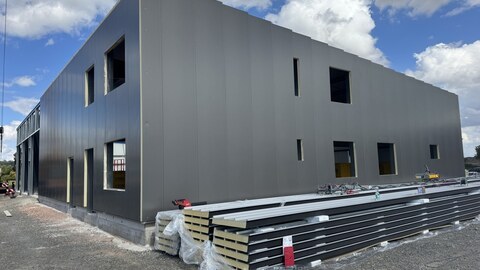 Gewerbehallen mit Hacobau GmbH günstig bauen als Systemstahlhalle