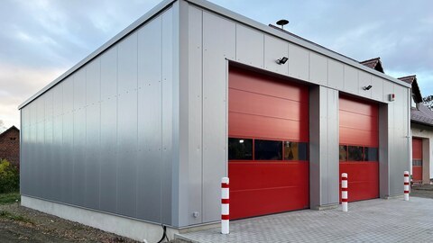 Fahrzeughallen für Feuerwehren und Rettungsdienste bauen mit Hacobau GmbH Feuerwehrgerätehäuser günstig bauen in Modulbauweise