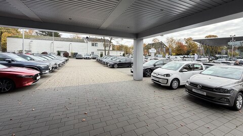 Bürocontainer von Hacobau GmbH für Gebrauchtwagenplätze mit Vordach Verkaufscontainer von Hacobau GmbH mit Vordach