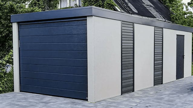 Garage mit mehreren Toren und Designelementen