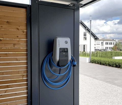 Ladegerät für Elektrofahrzeuge in Stahlcarports und Stahlgaragen von Hacobau