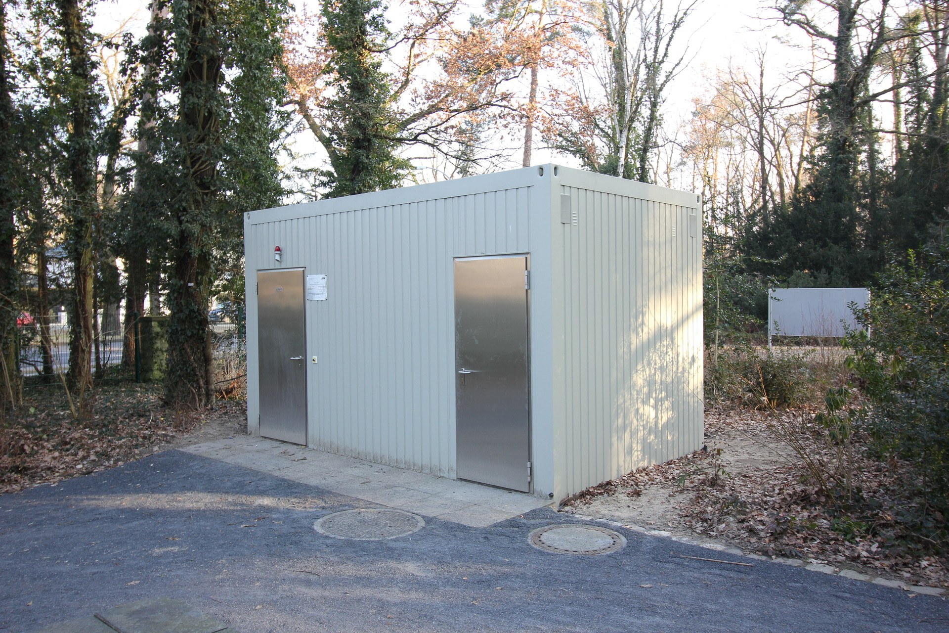 Sanitärcontainer für Waldfriedhof Zehlendorf von Hacobau GmbH. Raummodule