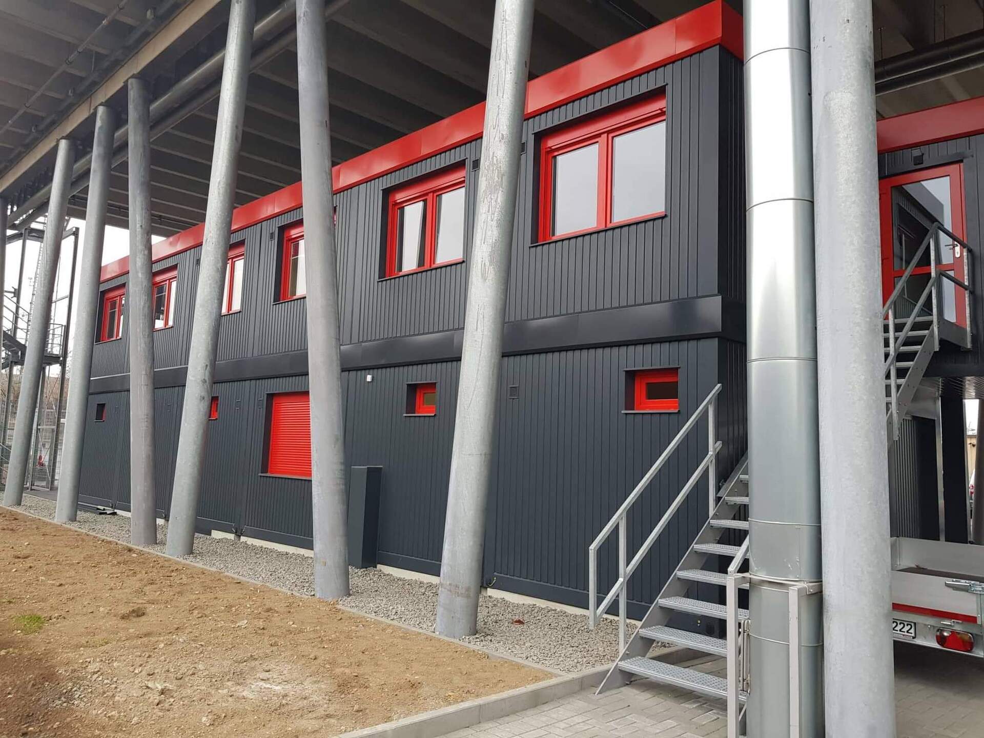 Bürocontainer für Johanniter Luftrettung von Hacobau GmbH. Raummodule als Büropavillon / Bürocontainer