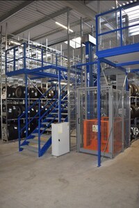 Reifenlagerhallen mit integriertem Lastenaufzug günstig kaufen Reifenlagerhallen mit integriertem Etagenheber
