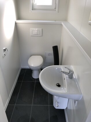 Bürocontainer gebaut von Hacobau GmbH mit Sanitärbereich. Raummodule als Verkaufscontainer und Sanitärcontainer