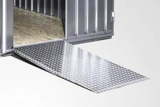 Spezial Auffahrrampe in verstärkter Ausführung aus Aluminium Riffelblech Spezial Auffahrrampe in verstärkter Ausführung aus Aluminium Riffelblech