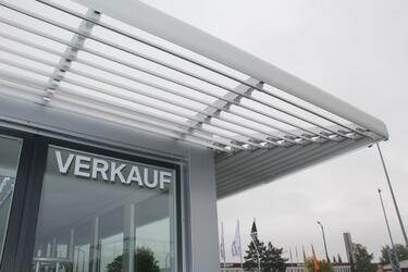 Verkaufspavillon mit Aluminium Lamellen für Sonnenschutz