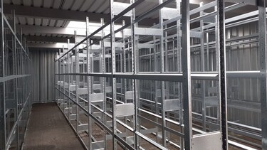 Reifenregale in Reifenlagerhalle