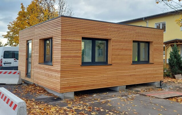 Raummodule von Hacobau in Holzoptik