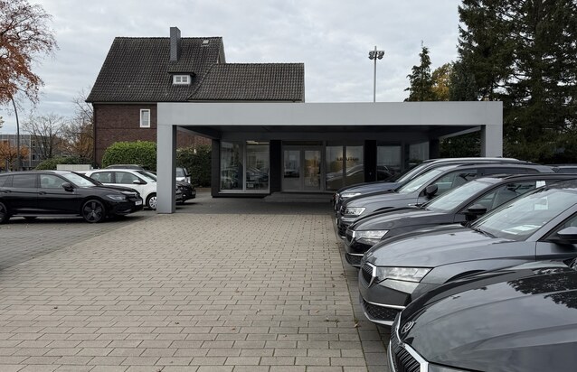 Verkaufscontainer von Hacobau GmbH für Gebrauchtwagenplätze